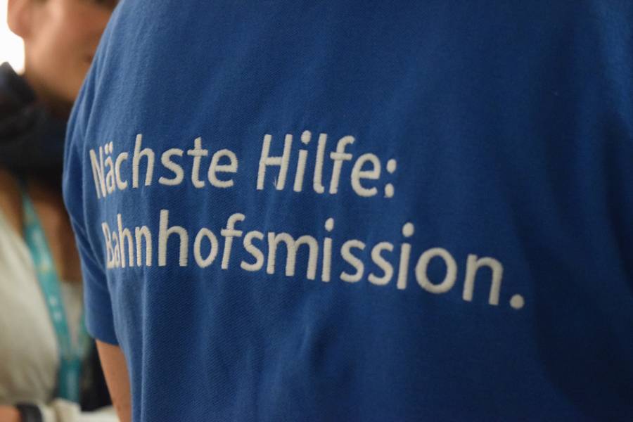 "Nächste Hilfe: Bahnhofsmission." - Eine weitere Exkursionsgruppe machte sich auf den Weg zum Hauptbahnhof. Dort ist die Bahnhofsmission seit über 100 Jahren die Anlaufstelle für alle Menschen, die Hilfe brauchen.