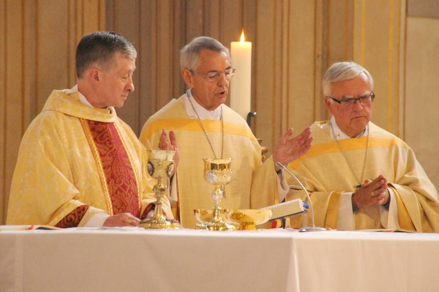 Gemeinsam diskutieren, aber auch gemeinsam beten und die heilige Messe feiern (in St. Ludwig, an der Universität) - das gehört zum Internationalen Kongress dazu: Kardinal Blase Cupich, Erzbischof Ludwig Schick und Erzbischof Heiner Koch (v.l.n.r.).