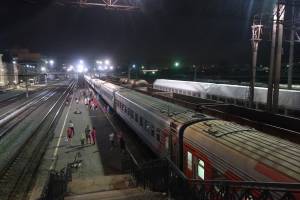 Ein Bahnhof bei Nacht