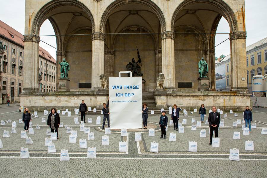 Die Projektgruppe von FRIEDEN LEBEN beim Auftakt in München/Odeonsplatz am 26. Mai 2021. Bildbeschreibung von links nach rechts:
Margot Rodriquez (MISEREOR in Bayern),
Dr. Patrizia Wackers (Abteilung Weltkirche der Erzdiözese München und Freising),
Dr. Christian Mazenik (missio München),
Johannes Volkmann (Das Papiertheater Nürnberg),
Dr. Claudia Pfrang (Domberg-Akademie. Stiftung Erwachsenenbildung München und Freising), Barbara Schmidt (MISEREOR in Bayern), Claudia Gawrich (Renovabis), Tabea Janson (Domberg-Akademie. Stiftung Erwachsenenbildung München und Freising),
Monsignore Wolfgang Huber (missio München),
Tanja Scheller (missio München).