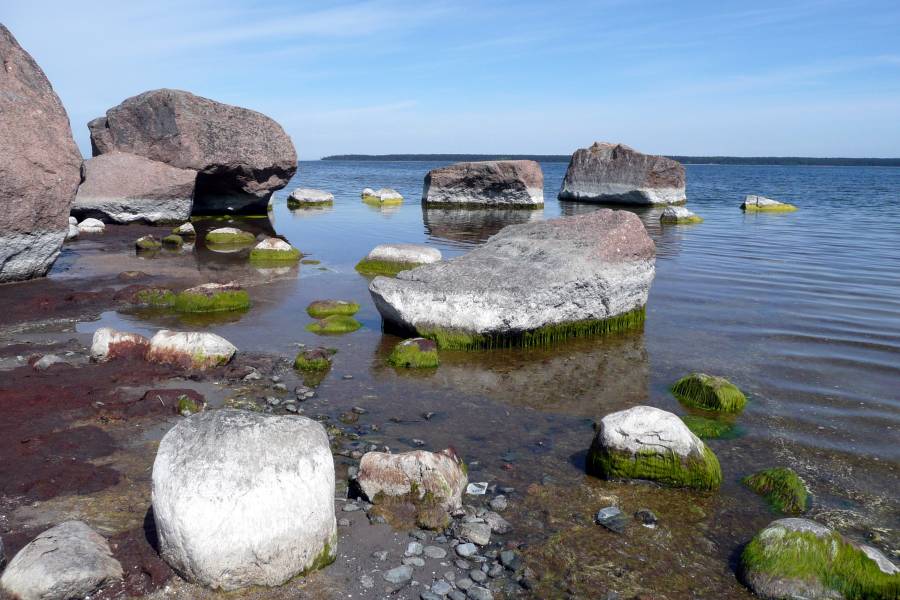 Ostsee-Strand mit riesigen Findlingen