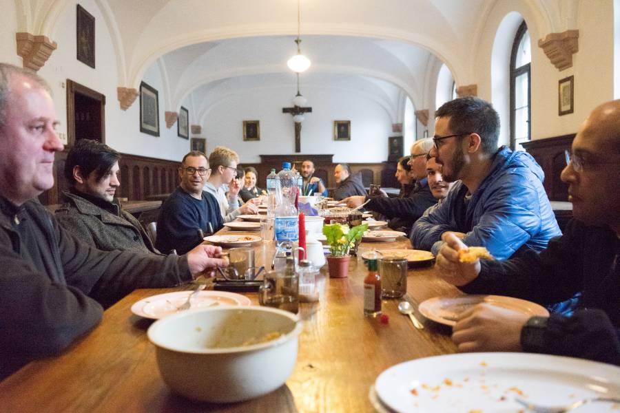 Menschen beim gemeinsamen Essen