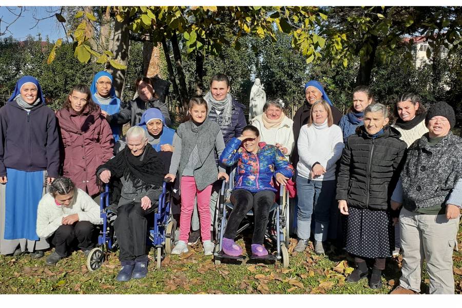 2019 haben die „Dienerinnen des Herrn und der Jungfrau Maria von Matará“ (SSVM), einer geistlichen Kommunität argentinischen Ursprungs, in Arrameras (Nord-Albanien) eine „City of charity“ (Stadt der Nächstenliebe) gegründet. Ihr Ziel ist es, dass sich die Bewohnerinnen gegenseitig unterstützen, lernen, selbstbestimmt zu leben und so eine Zukunftsperspektive gewinnen.