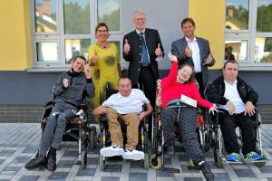 Gruppenfoto Menschen bei der Eröffnung des Therapiezentrums