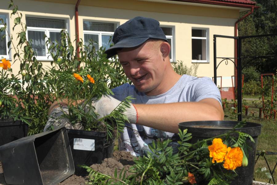 Junger Mann bei der Gartenarbeit