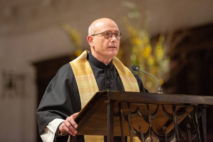 Prof. Dr. Thomas Schwartz, Hauptgeschäftsführer von Renovabis bei einer Ansprache während des ökumenischen Friedensgebets in St. Michael, München am 18. Februar 2022