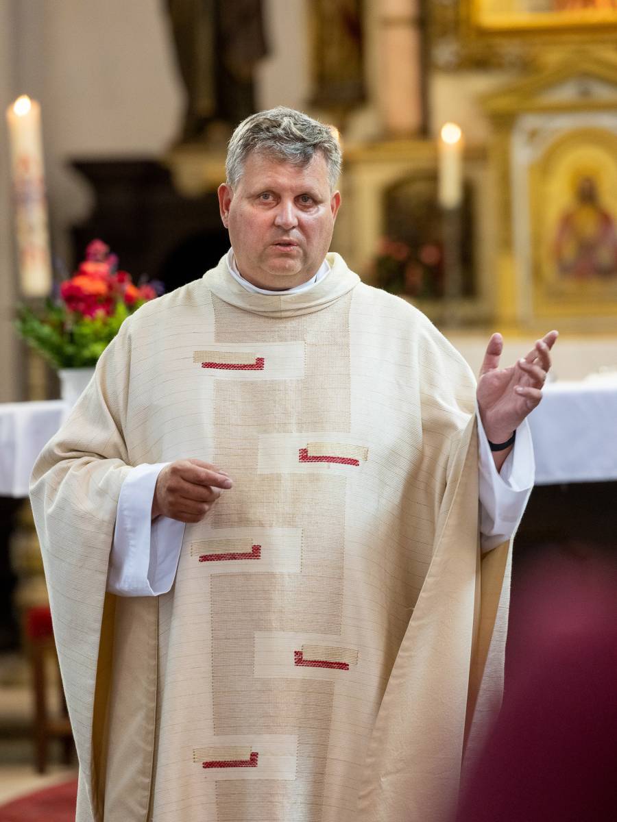 Pfarrer Irmer in der Kirche