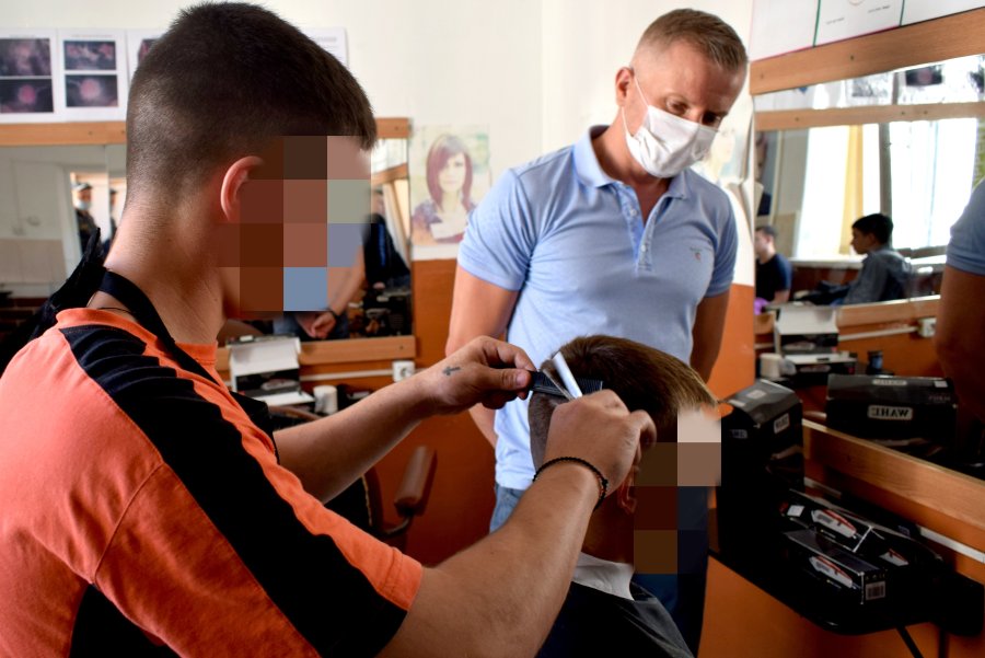 Ausbildung zum Friseur. Pädagogische Fachkräfte begleiten die Jugendlichen vor und während der Haft sowie beim Übergang in das Leben in Freiheit.