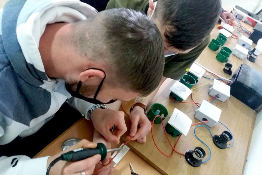 Ausbildung zum Elektriker. Durch Kooperationen mit Unternehmen gelingt den jungen Menschen häufiger der Einstieg in ein geregeltes Leben.