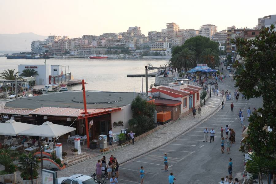 Abendstimmung: Touristen auf der Promenade in Saranda, Albanien