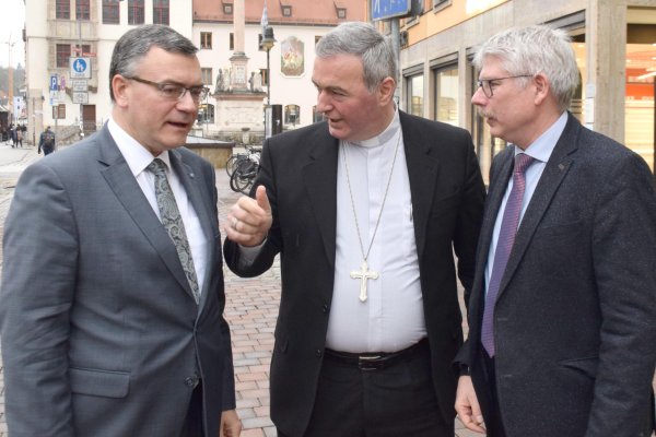 Erzbischof Arjan Dodaj von Tirana-Durrёs in Albanien (Mitte) suchte bei seinem Besuch des Osteuropa-Hilfswerks Renovabis auch das Gespräch mit der Bayerischen Staatsregierung. Der Oberhirte sprach mit Staatskanzleiminister Florian Herrmann und sagte diesem, wie wichtig er das Beispiel Bayerns und Deutschlands hinsichtlich der Wertevermittlung in der Schule für Gesellschaft und Kirche einschätzt. Rechts im Bild: Renovabis-Pressereferent Thomas Schumann.