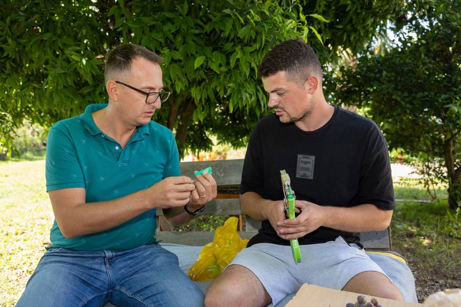 Julian Jana, Koordinator des von Renovabis unterstützten Programms „YourJob", mit Mati Zaguni, einem der geförderten Jungunternehmer.