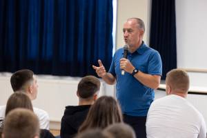 Don Dominik Querimi, der Schulleiter der Don Bosco Schule in Pristina, in der Aula