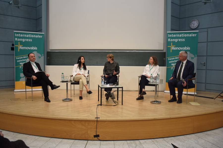 Zweiter Tag des Internationalen Kongress Renovabis. Zum Thema "Bedrohte Freiheit in Europa? Herausforderungen für Gesellschaft, Politik und Kirchen" diskutierten Knut Abraham MdB (rechts), Dr. Yauheniya Danilovich (2.v.r.), Bischof Dr. Petar Palić (links) und Sofija Todorović (2.v.l.) Die Moderation übernahm Dr. Maria-Luise Schneider (Mitte).<br><small class="stackrow__imagesource">Quelle: Renovabis </small>