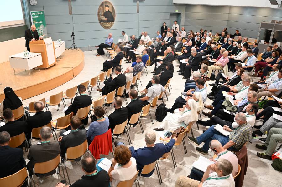 Neben Vorträgen und Diskussionen im Plenum (Foto) fand am Nachmittag ein Dialogforum mit sieben einzelnen Gesprächsgruppen statt. Alle Kongressgäste hatten so die Gelegenheit, sich mit ihren Ideen, Themenvorschlägen und Fragen aktiv einzubringen.<br><small class="stackrow__imagesource">Quelle: Renovabis </small>