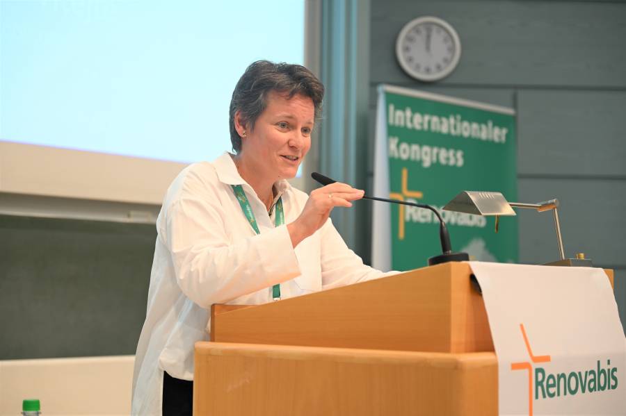 Prof. Dr. Klara-Antonia Csiszar bei ihrem Impulsvortrag zum Thema „‚Wo der Geist des Herrn ist, da ist Freiheit‘ (2 Kor 3,17) – Kirchliche Entwicklungen in Mittel- und Osteuropa“.<br><small class="stackrow__imagesource">Quelle: Renovabis </small>