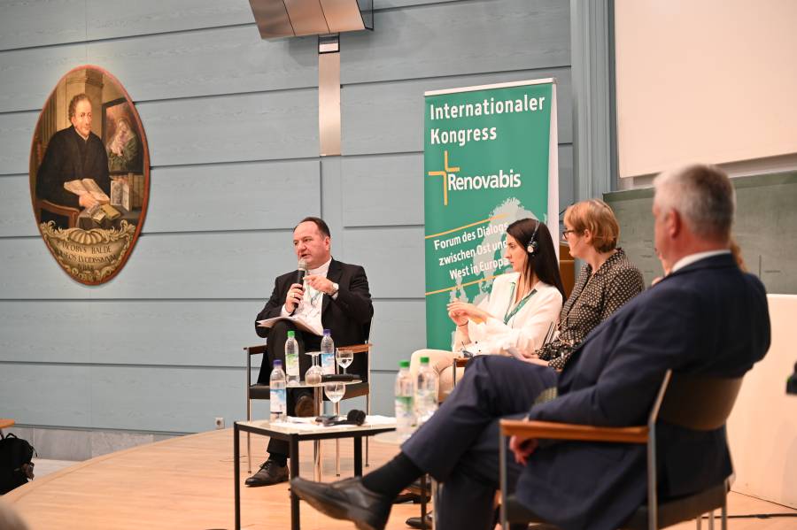 Die Podiumsdiskussion nahm besonders die Situation auf dem Balkan, in Belarus sowie den Angriffskrieg auf die Ukraine in den Blick. In der zweiten Stunde wurde die Diskussion für das Plenum geöffnet.<br><small class="stackrow__imagesource">Quelle: Renovabis </small>