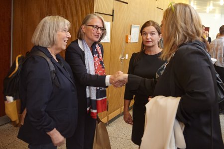 Oberkirchenrätin Dr. Annette Noller erinnerte bei der Eröffnung des Festabends an die Gründung der Aktion „Hoffnung für Osteuropa“ für Menschen in schwierigen Lebenssituationen in Ländern Osteuropas vor 30 Jahren durch die Evangelische Kirche in Deutschland (EKD). Die Welt sei „leider an vielen Stellen stärker von den Chaosmächten geprägt als von den guten Werken der Schöpfung Gottes“, sagte die Vorstandsvorsitzende der Diakonie Württemberg. Es sei die Aufgabe von Christinnen und Christen, sich gegen Unrecht und für einen menschenfreundlichen Umgang miteinander einzusetzen.