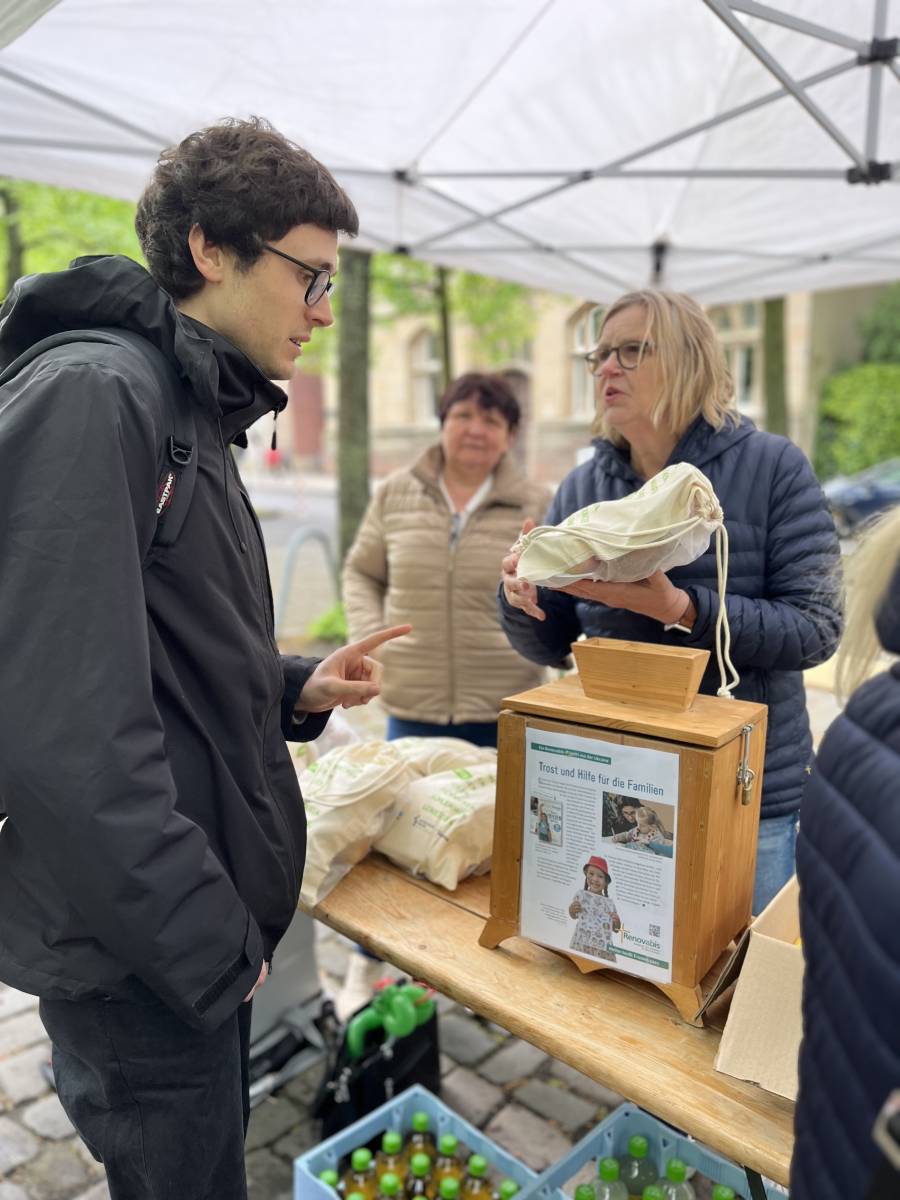 Renovabis-Gespräch am Stand: Gelegenheit zur Begegnung gab es auf dem Friedenspicknick auf dem Domplatz am Sonntagmittag.<br><small class="stackrow__imagesource">Quelle: Bischöfliche Pressestelle/Achim Pohl </small>