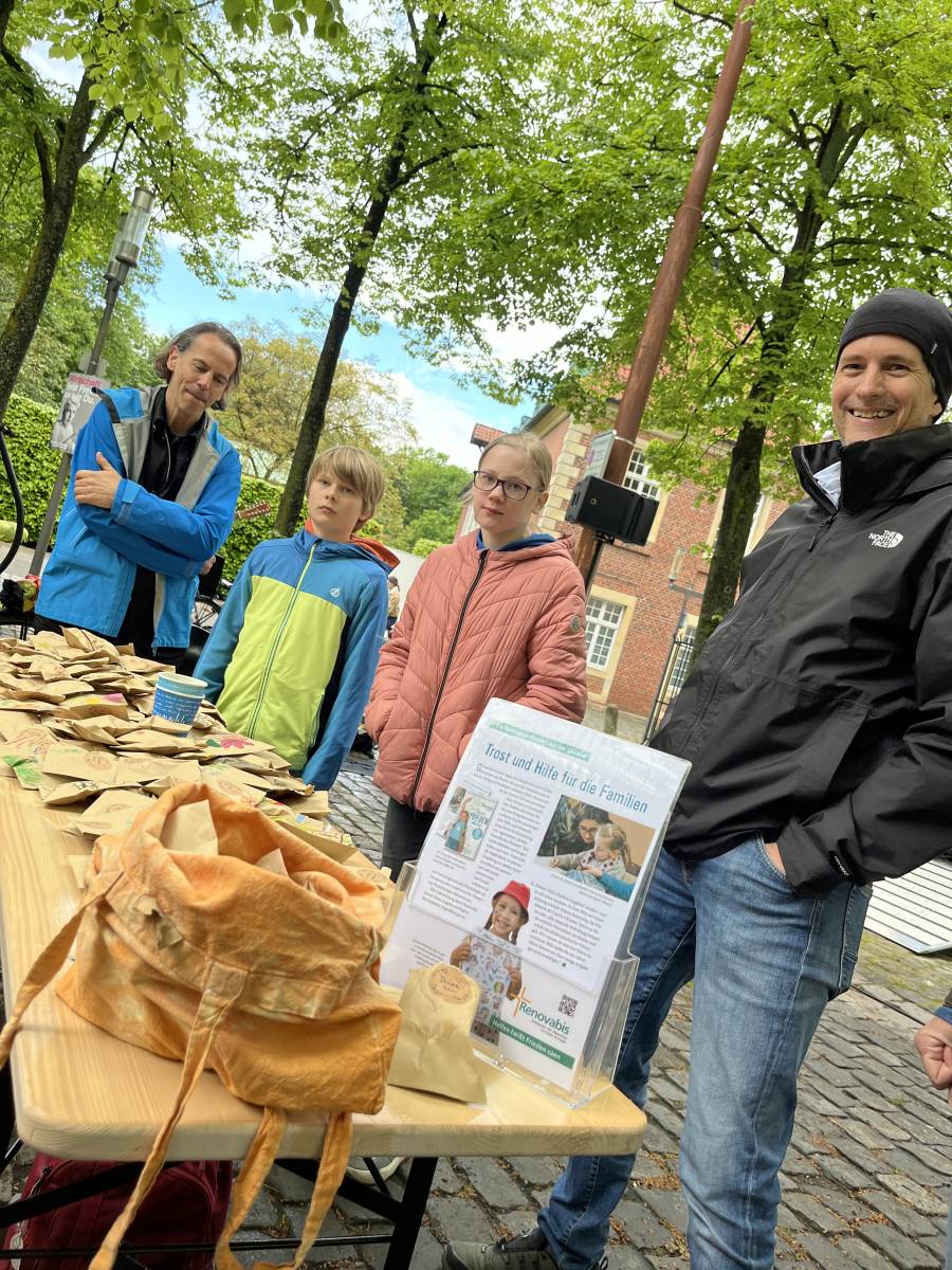 Schülerinnen und Schüler der Friedensschule verkauften beim Friedenspicknick auf dem Domplatz selbstgemachte Samenkugel zugunsten von Renovabis.<br><small class="stackrow__imagesource">Quelle: Bischöfliche Pressestelle/Achim Pohl </small>