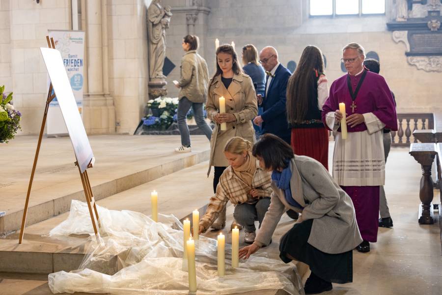 Lichter der Hoffnung brennen im Dom.<br><small class="stackrow__imagesource">Quelle: Bischöfliche Pressestelle/Achim Pohl </small>