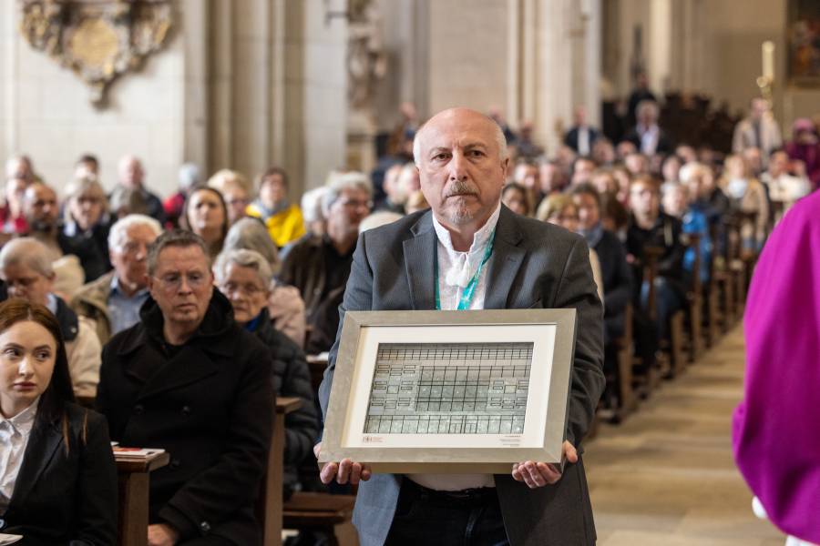 Professor Oleh Turij, stellvertretender Direktor der Ukrainischen Katholischen Universität in Lwiw, bringt im Dom Glasscherben nach vorne als Symbol der Zerstörung durch den Krieg.<br><small class="stackrow__imagesource">Quelle: Bischöfliche Pressestelle/Achim Pohl </small>