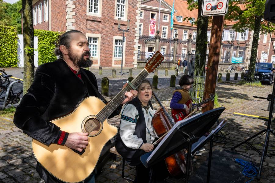 Musik auf dem Friedenspicknick auf dem Domplatz.<br><small class="stackrow__imagesource">Quelle: Bischöfliche Pressestelle/Achim Pohl </small>