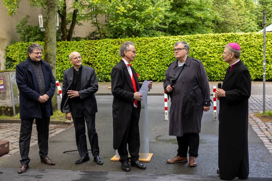 Gesprächsrunde auf dem Friedenspicknick auf dem Domplatz zum Thema Frieden (v.l.) Bürgermeister Klaus Rosenau, Prof. Dr. Thomas Schwarzt 8hauptgeschäftsführer Renovabis), Moderator und Pantomime Christoph Gilsbach, Dr. Jürgen Strötz von Renovabis und Weihbischof und Bischöflicher Beauftragter für die Weltkirche, Dr. Stefan Zekorn.<br><small class="stackrow__imagesource">Quelle: Bischöfliche Pressestelle/Achim Pohl </small>