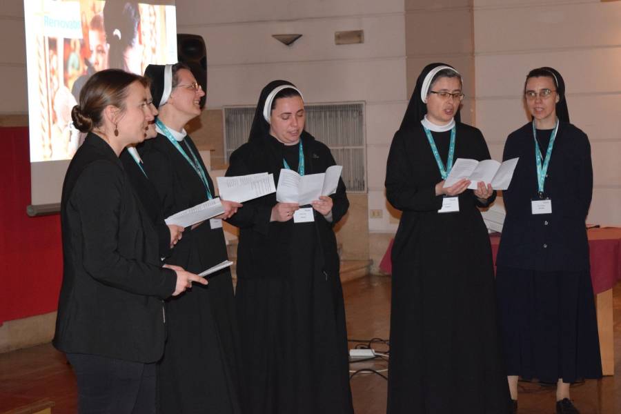 Ein Chor aus ukrainischen Stipendiatinnen bereicherte das Treffen mit Liedern aus der Tradition ihrer griechisch-katholischen Kirche.<br><small class="stackrow__imagesource">Quelle: Reena Tolmik und Viktoriia Havaleshko </small>