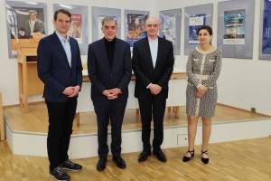 Gruppenfoto während des Besuchs von Renovabis beim Zentralrat Deutscher Sinti und Roma in Heidelberg (v.r.n.l.): Dotschy Reinhardt (stellvertretende Zentralratsvorsitzende), Pfr. Dr. Thomas Schwartz (Renovabis-Hauptgeschäftsführer), Romani Rose (Zentralratsvorsitzender), Matthias Dörr (Leiter der Inlandsabteilung von Renovabis)