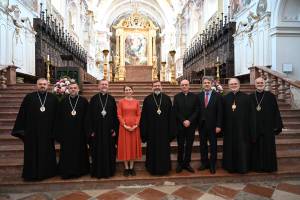 Besuch der Ständigen Synode der Ukrainischen Griechisch-katholischen Kirche bei Renovabis auf dem Freisinger Domberg am Freitagabend. Auf dem Bild u.a.: Großerzbischof Swjatoslaw Schewtschuk (Mitte), Renovabis-Hauptgeschäftsführer Pfarrer Thomas Schwartz (vierter von rechts), Geschäftsführer Markus Ingenlath (dritter von rechts) und Länder- und Projektreferentin für die Ukraine, Theresa Grabinger (vierte von links).