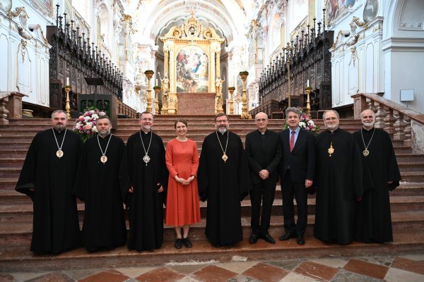 Besuch der Ständigen Synode der Ukrainischen Griechisch-katholischen Kirche bei Renovabis auf dem Freisinger Domberg am Freitagabend. Auf dem Bild u.a.: Großerzbischof Swjatoslaw Schewtschuk (Mitte), Renovabis-Hauptgeschäftsführer Pfarrer Thomas Schwartz (vierter von rechts), Geschäftsführer Markus Ingenlath (dritter von rechts) und Länder- und Projektreferentin für die Ukraine, Theresa Grabinger (vierte von links).