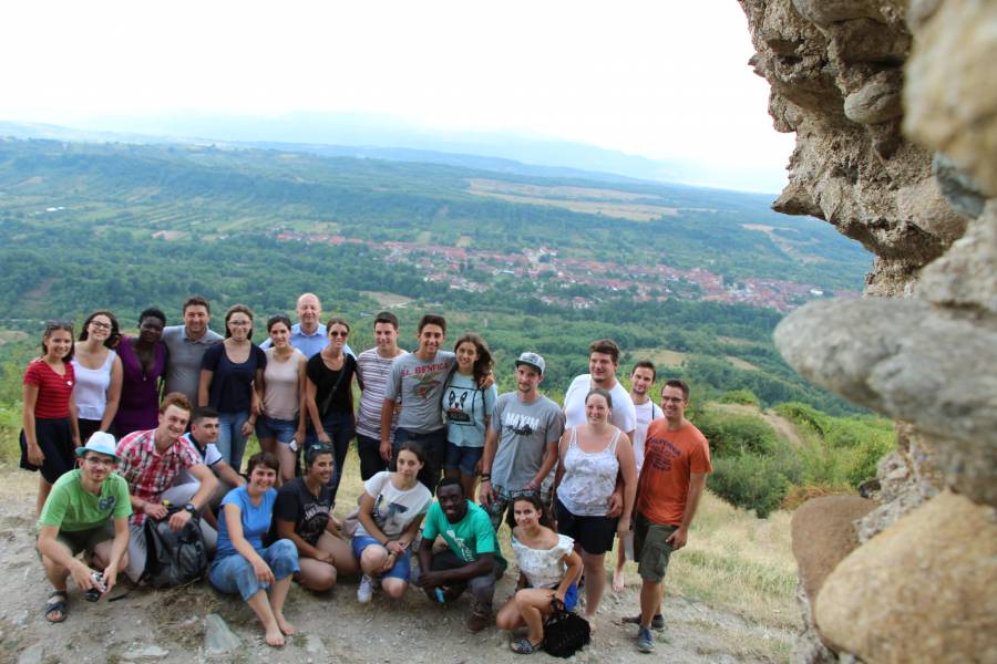 Gruppenbild vor Landschaft in Caransebes