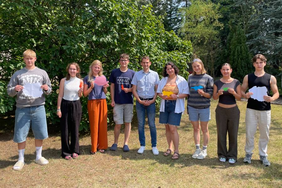 Gruppenfoto junger Menschen (Teilnehmerinnen und Teilnehmer am Freiwilligendienst).