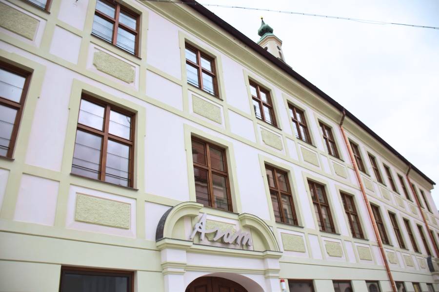 Das Asam-Gebäude in Freising, ein barocker dreigeschossiger Vierflügelbau mit Glockenturm, wurde Ende des 17. Jahrhunderts errichtet. Der berühmte Asamsaal mit Fresken von Hans Georg Asam wurde 1949 saniert und 2024 durch eine Renovierung mit einem neuen Eingang und Haupttreppe versehen.<br><small class="stackrow__imagesource">Quelle: Renovabis, Thomas Schumann </small>