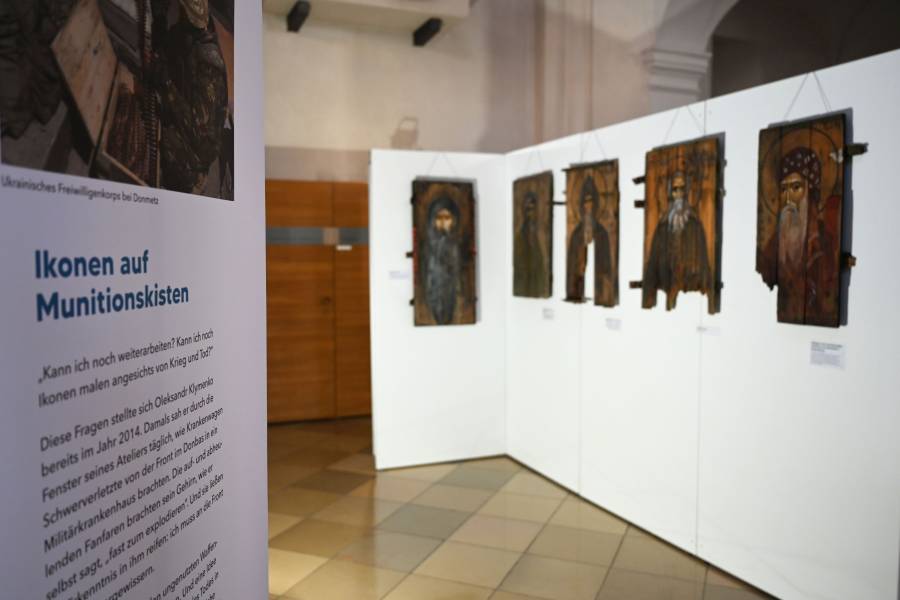 Am Vorabend des Kongresses wird die Ausstellung „Ikonen gegen den Krieg" in der Freisinger Stadtpfarrkirche St. Georg eröffnet. Bis zum 26. Oktober sind die Ikonen zu sehen, die das Künstlerpaar Oleksandr Klymenko und Sonia Atlantova auf einen ganz besonderen Untergrund gemalt hat: auf Deckel und Böden von leeren Munitionskisten aus dem Krieg in der Ukraine.<br><small class="stackrow__imagesource">Quelle: Renovabis, Simon Korbella </small>