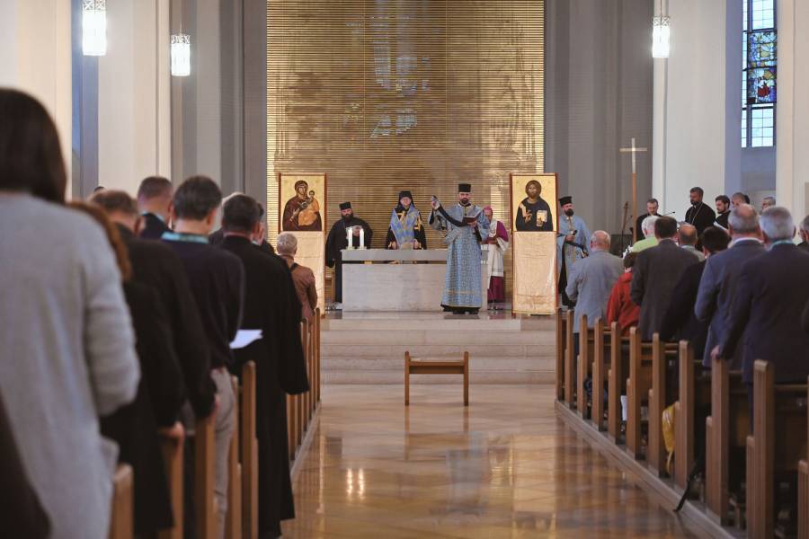 Gut besucht war die Vesper im byzantinischen Ritus in der Stadtpfarrkirche St. Georg. Weihbischof Dr. Volodymyr Hrutsa CSsR aus L´viv in der Ukraine und Weihbischof Wolfgang Bischof zelebrierten, gemeinsam. Gesang: Schola des Collegium Orientale<br><small class="stackrow__imagesource">Quelle: Renovabis, Simon Korbella </small>