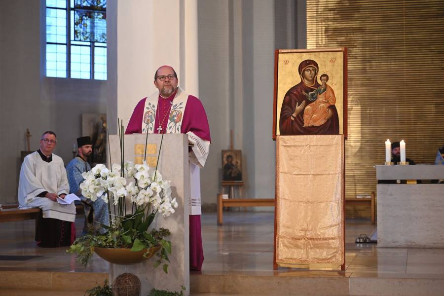 "So lasst uns voller Hoffnung und Zuversicht beten für die, deren Hoffnung und Zuversicht immer weniger wird" - so Weihbischof Wolfgang Bischof am Ende seiner Predigt und schloss die Menschen in der Ukraine ins Gebet mit ein.<br><small class="stackrow__imagesource">Quelle: Renovabis, Simon Korbella </small>