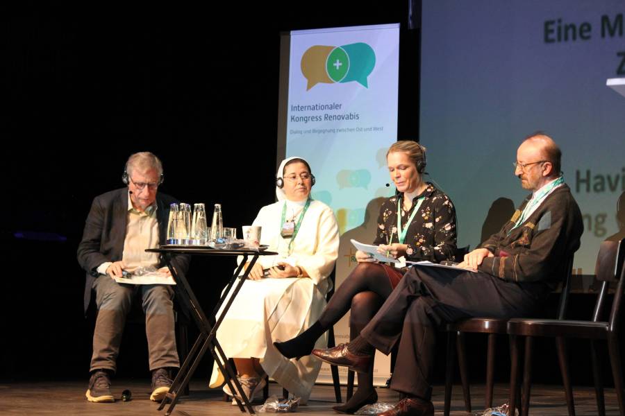 Im Anschluss an den ersten Impulsvortrag begann eine Diskussion zum Thema Religiosität, Glaube und Kirche in verschiedenen Ländern Mittel- und Osteuropas. Mit dabei (v.l.n.r.) Prof. Dr. Detlef Pollack, Sr. Lindita Spaqi ASP (Kosovo), Sabine Winkler (Moderatorin) und Prof. Dr. Bojidar Andonov (Bulgarien). Für den Kosovo zeigte Sr. Lindita Spaqi, wie sich die Situation der Kirche in einem überwiegend muslimischen Land entwickle und ihr eine wichtige Rolle im interreligösen Dialog zukomme.<br><small class="stackrow__imagesource">Quelle: Renovabis, Doris Breitsameter </small>