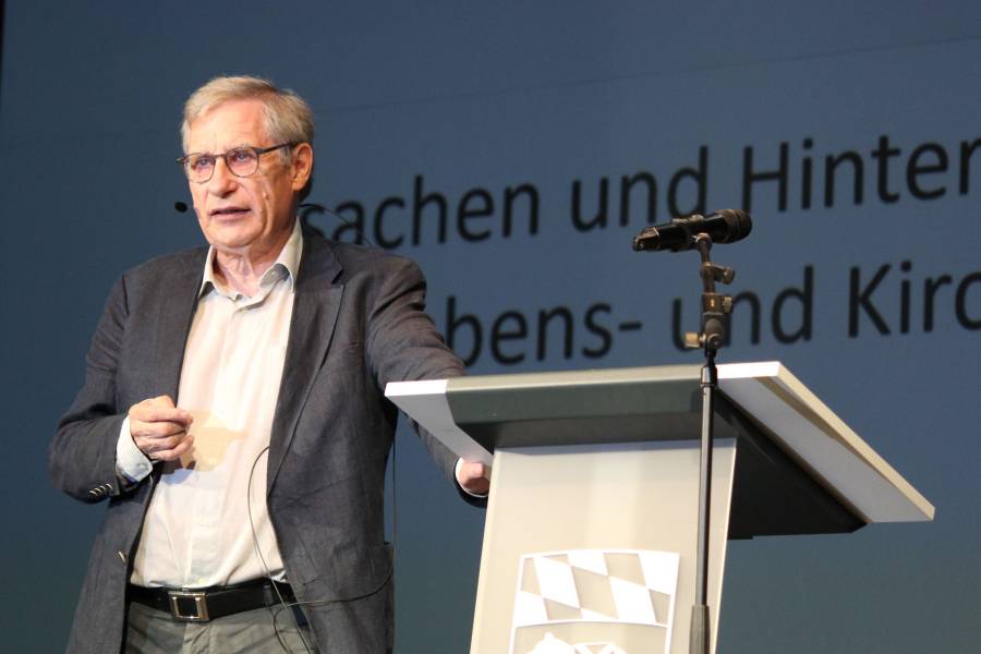 Der Religionssoziologe Prof. Dr. Detlef Pollack führte aus, dass die Gesellschaft inzwischen so viele Möglichkeiten zur Selbstentfaltung biete, dass Religion in den Ranglisten oft weit hinten lande. So zeigte er die sinkenden Zahlen in Westeuropa und stellte diesen vor allem die steigende religiöse Identifikation in der Ukraine, Bulgarien oder auch Russland entgegen, wo in den Jahren des Kommunismus ein öffentliches Glaubensleben nicht möglich war und deshalb seit den 1990er Jahren einen Aufschwung erfährt.<br><small class="stackrow__imagesource">Quelle: Renovabis, Doris Breitsameter </small>