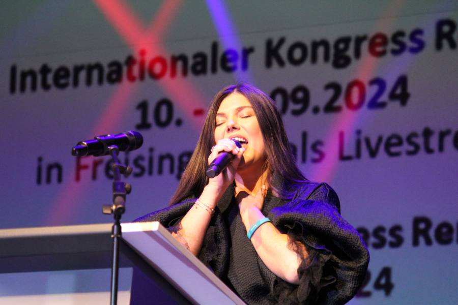 Emotionale musikalische Darbietung beim Internationalen Kongress Renovabis – Paula Seling aus Rumänien berührt das Publikum mit ihrem gefühlvollen Gesang.<br><small class="stackrow__imagesource">Quelle: Renovabis, Doris Breitsameter </small>