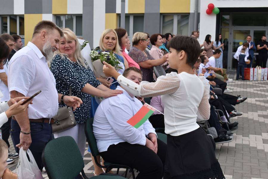 Schülerinnen und Schüler sowie ihre Eltern freuen sich über den feierlichen Schuljahresbeginn