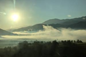 Blick auf die Karpaten im Nebel