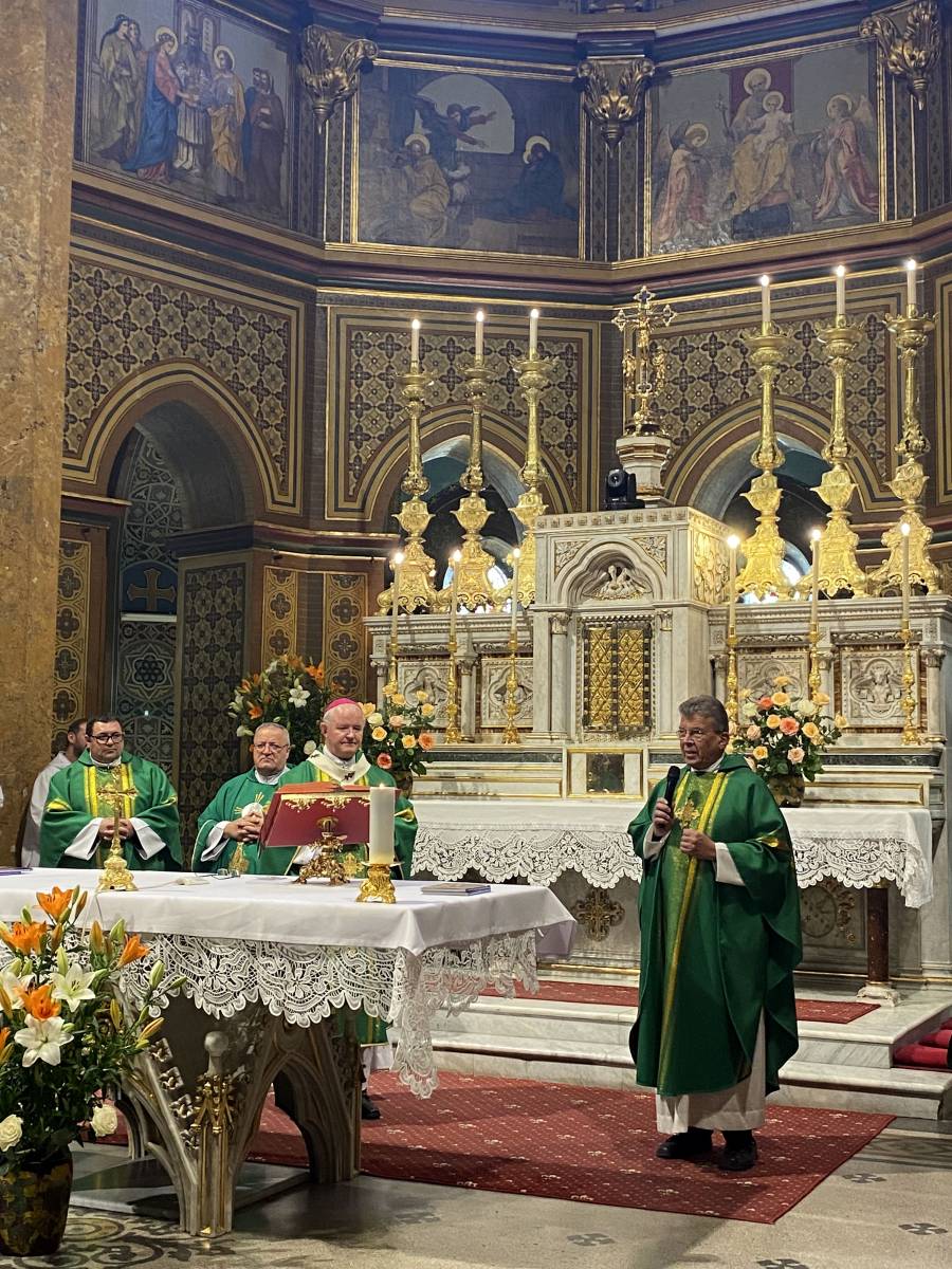 Der Generalvikar des Erzbistums Berlin, P. Manfred Kollig SSCC, während eines Grußwortes beim Sonntagsgottesdienst in der Kathedralkirche St. Josef der römisch-katholischen Erzdiözese Bukarest.