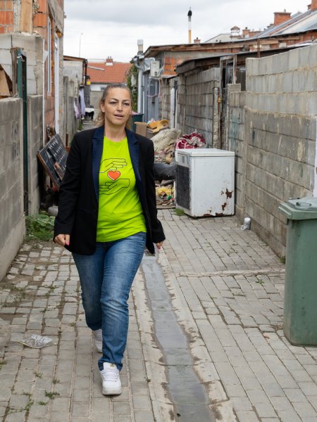 Edona Lipoveci, die Leiterin des Concordia-Tageszentrums in Gjakova, läuft durch eine Straße der Stadt