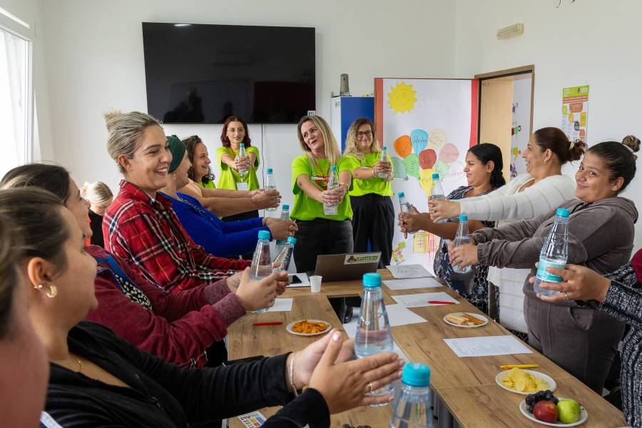 Eine Gruppe von Frauen im Ali-Ibra-Zentrum in Gjakova