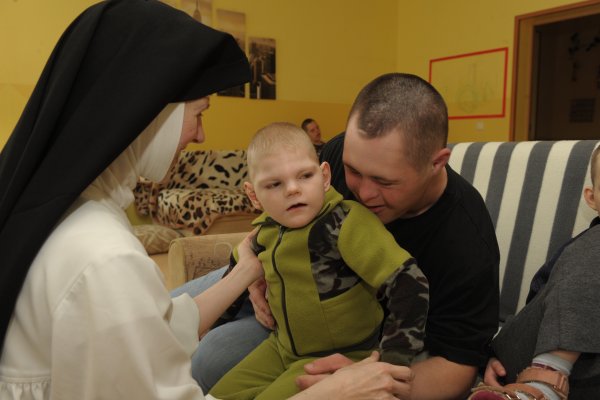 Ordensfrau mit zwei Bewohnern des Kinderdorfs Gomel.