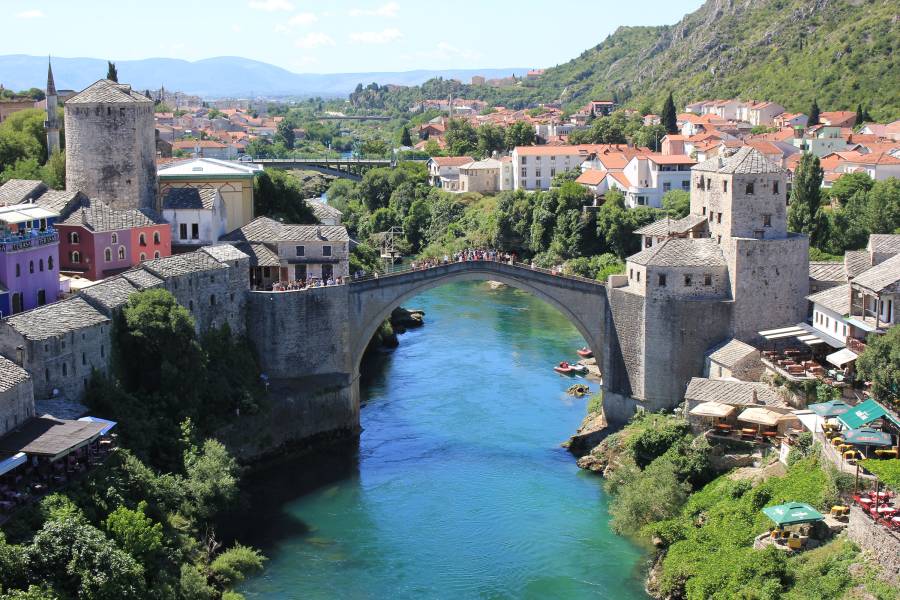 Die Altstadt von Mostar, im Vordergrund die Brücke „Stari most" (Alte Brücke), die den Fluß Neretva überspannt.