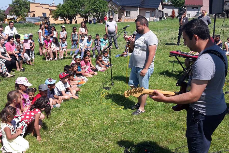 Eine Band spielt vor Kindern auf einer Wiese