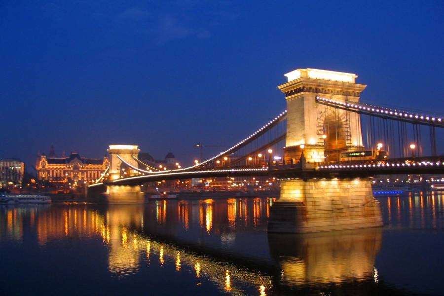 Die Kettenbrücke über die Donau in Budapest